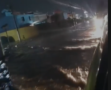 inundacion-en-boulevard-aeropuerto-provoca-caos-vial-en-toluca