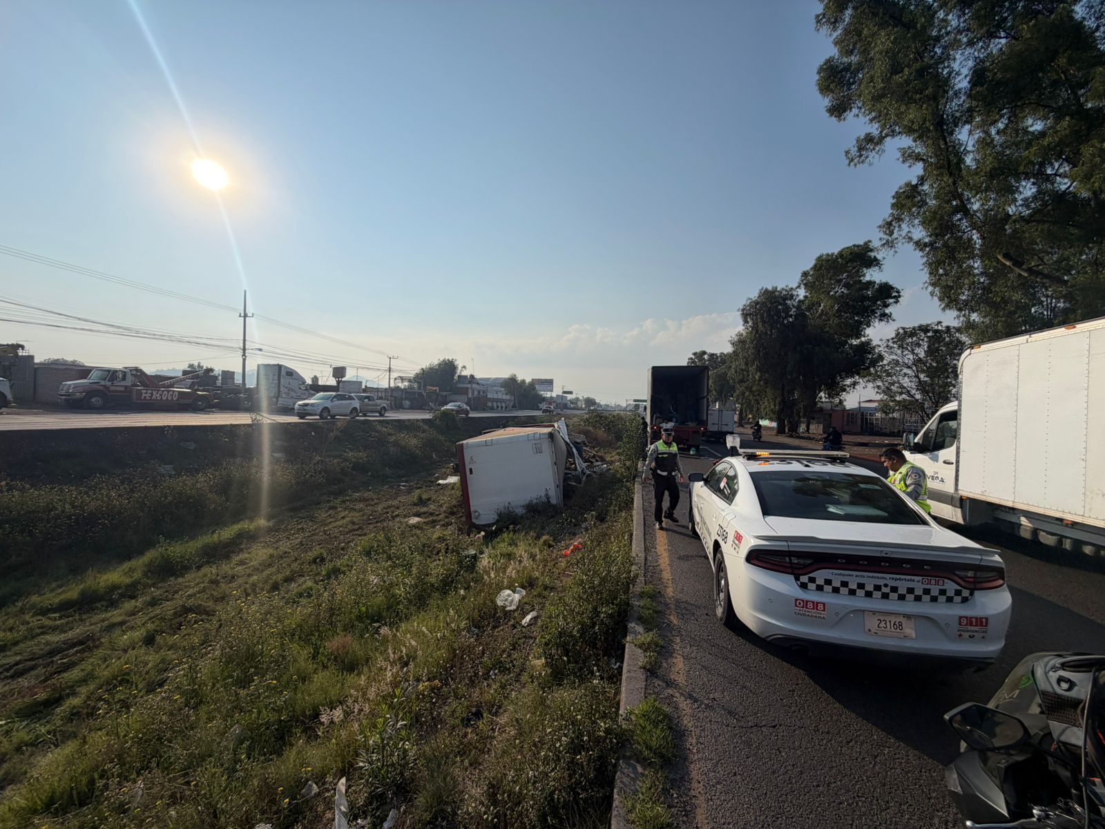 volcadura-de-caja-de-trailer-provoca-severo-caos-vial-en-la-lecheriatexcoco