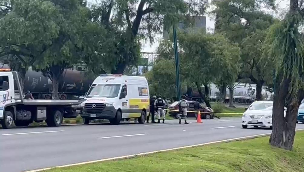 Hallan cadáver de mujer en automóvil accidentado sobre paseo Tollocan