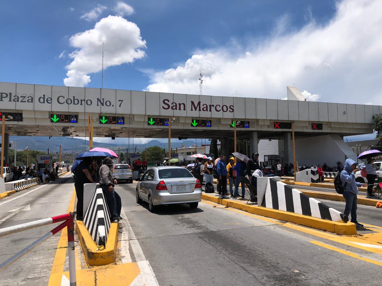 maestros-del-cnte-toman-casetas-de-cobro-de-la-mexicopuebla