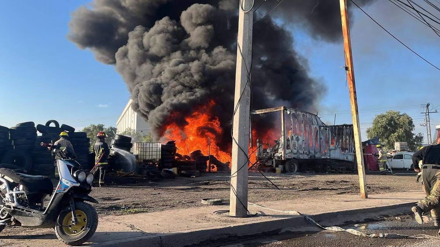 fuego-consume-una-vulcanizadora-y-contenedor-en-zona-limitrofe-de-zumpango-y-teoloyucan