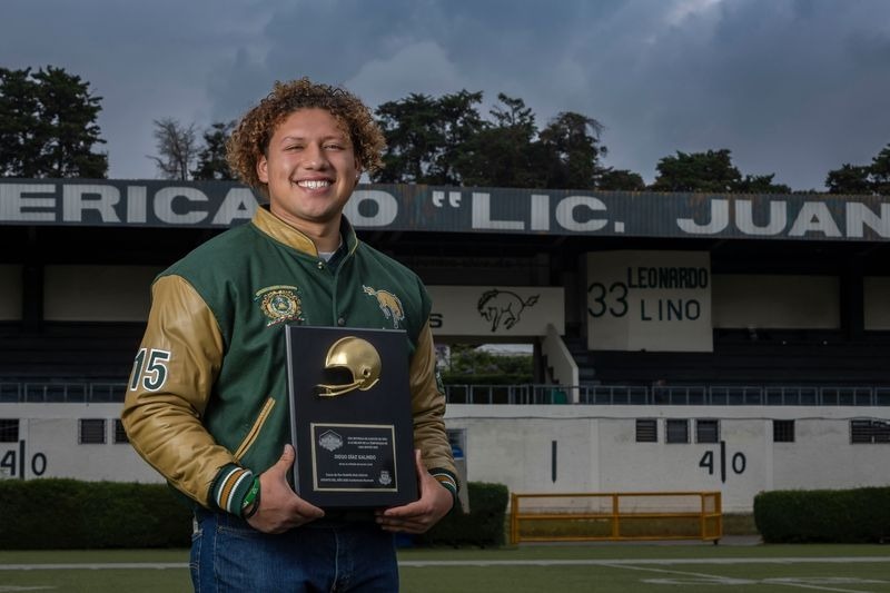 diego-diaz-el-quarterback-de-la-uaem-acreedor-al-casco-de-oro-por-ser-el-novato-del-ano