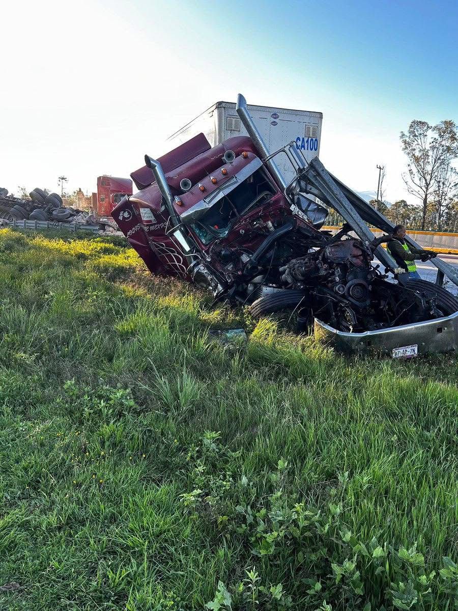 volcadura-de-trailer-provoca-severa-carga-vehicular-en-la-autopista-mexicopuebla