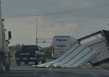 se-desprende-parte-de-caja-de-trailer-sobre-la-tolucaatlacomulco-afecta-circulacion