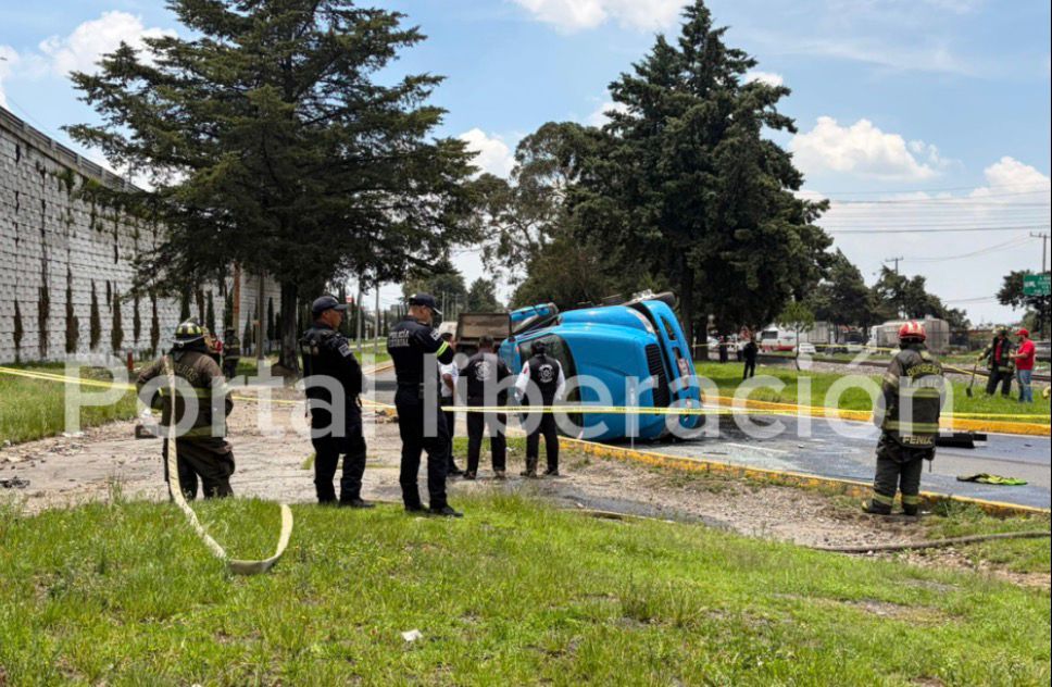 volcadura-de-pipa-provoca-caos-vial-en-la-tolucapalmillas