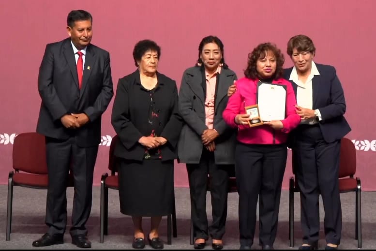 entrega-dga-condecoracion-maestro-altamirano-a-399-docentes