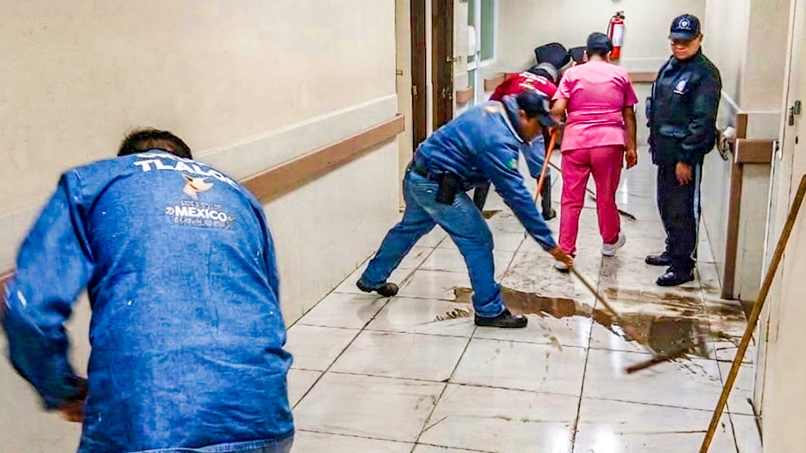 Grupo Tláloc desaloja agua de escuelas, hospitales y viviendas en 7 municipios