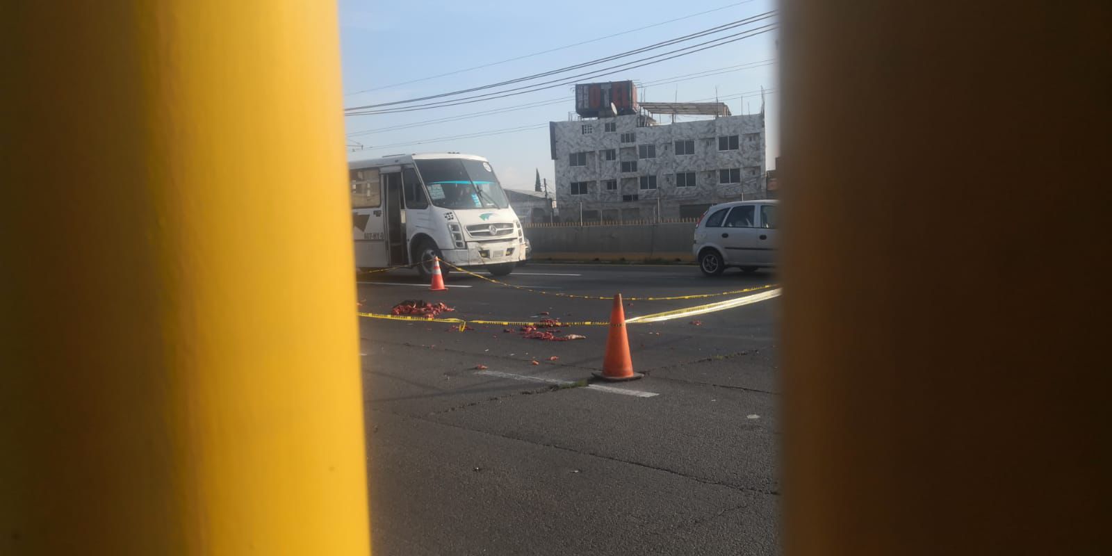 Cuerpo de baiker queda regado en la autopista México-Puebla tras ser arrollado