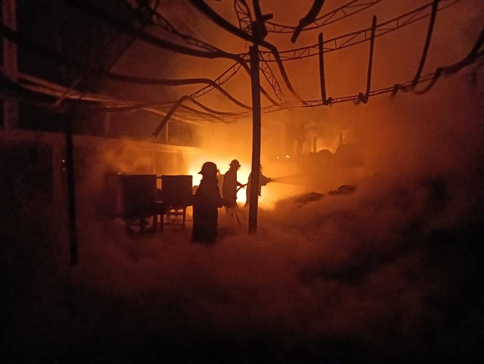 Incendio consume una fábrica de plástico en Amecameca
