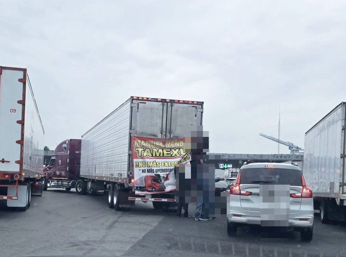 transportistas-toman-casetas-de-cobro-y-dan-paso-libre-en-la-mexicoqueretaro-y-mexicopachuca