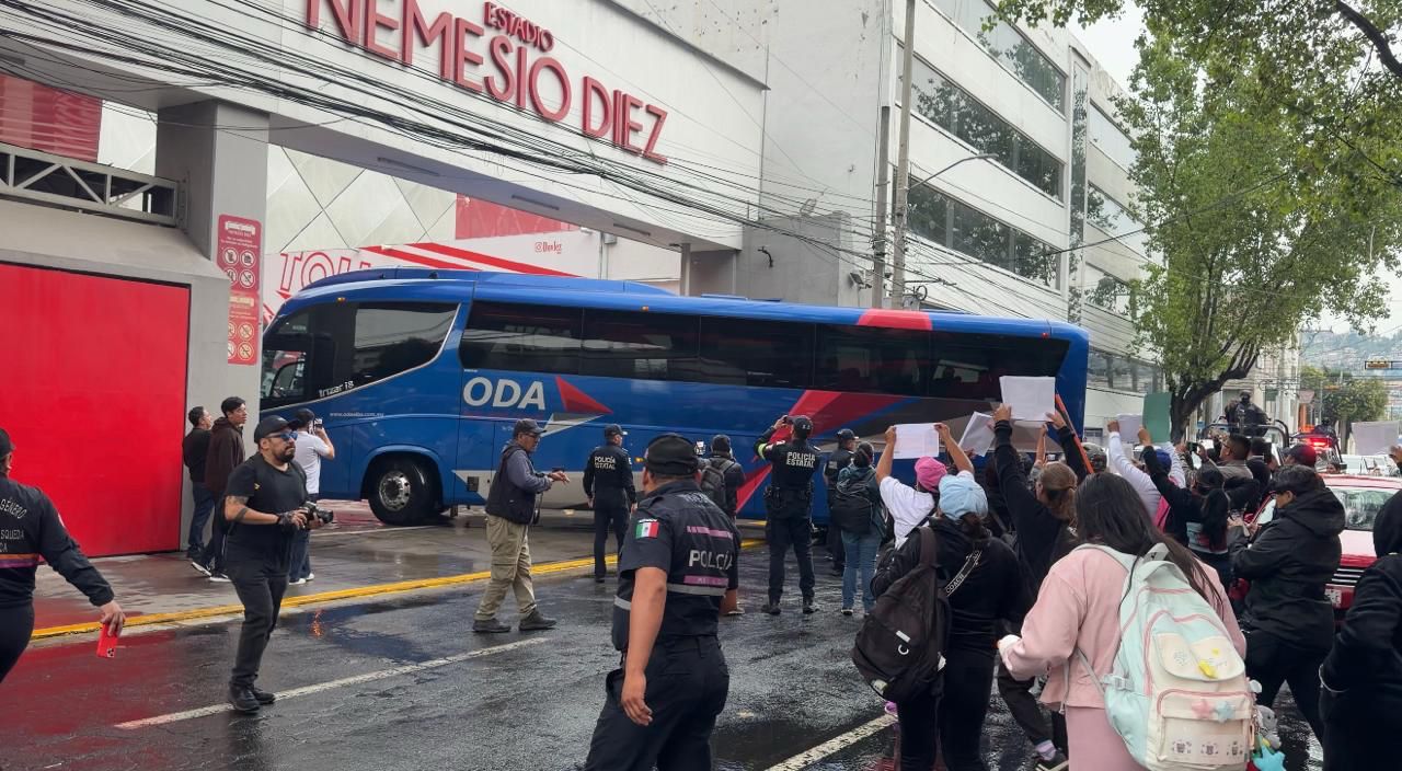 selecciones-de-mexico-y-serbia-se-topan-con-protesta-por-desapariciones-en-su-arribo-a-toluca