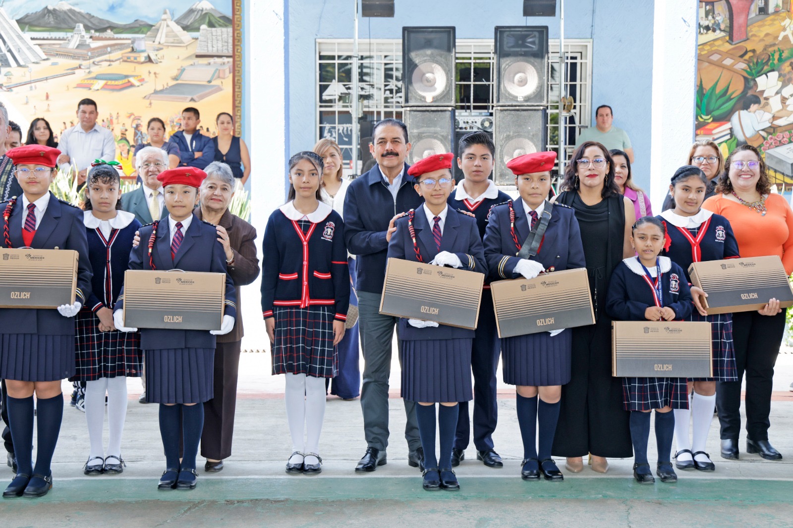 Restauran y  equipan 86  escuelas de  Nextlalpan,  Apaxco y  Zumpango
