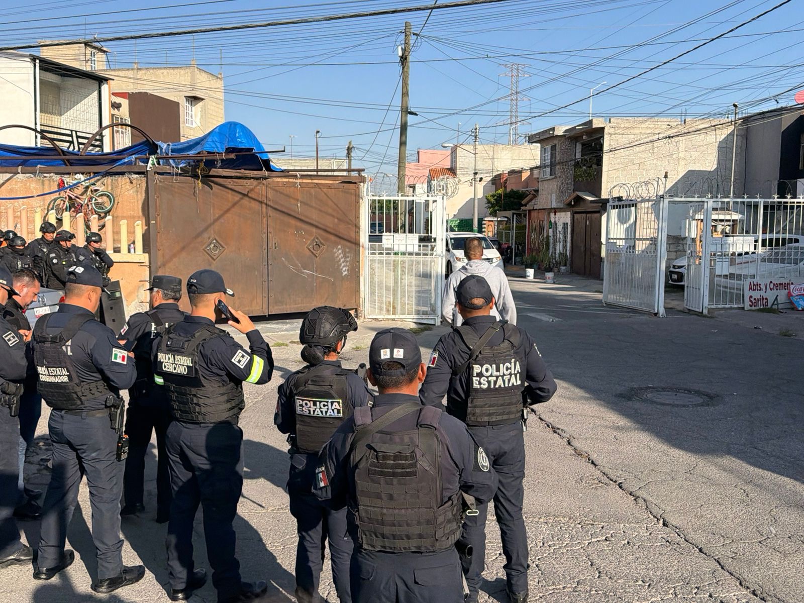 tras-20-horas-de-angustia-sujeto-que-retenia-bajo-amenaza-con-armas-a-su-familia-se-entrega-en-tecamac