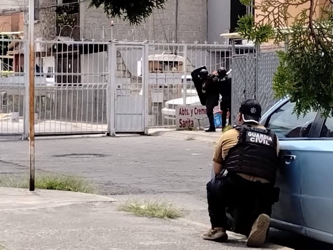 Sujeto armado mantiene como rehénes a su familia al interior de un domicilio en Tecámac