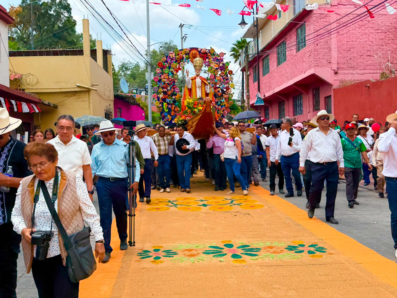 monumentales-y-coloridos-tapetes-en-san-pedro-xalostoc-una-tradicion-de-45-anos