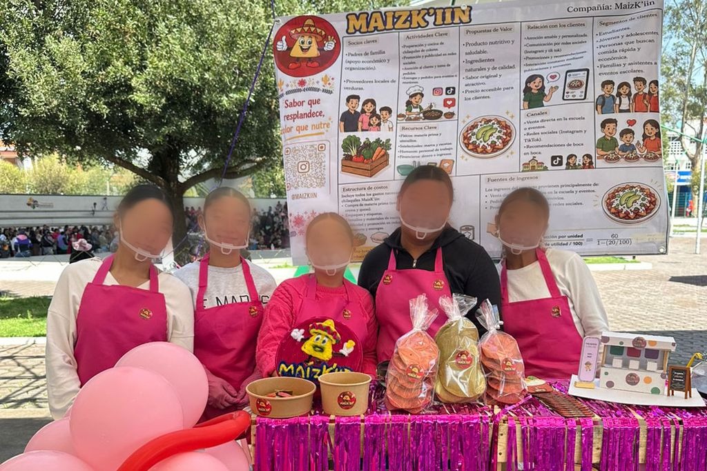 exhiben-80-proyectos-de-emprendedores-de-preparatoria-de-la-uaem-en-atlacomulco