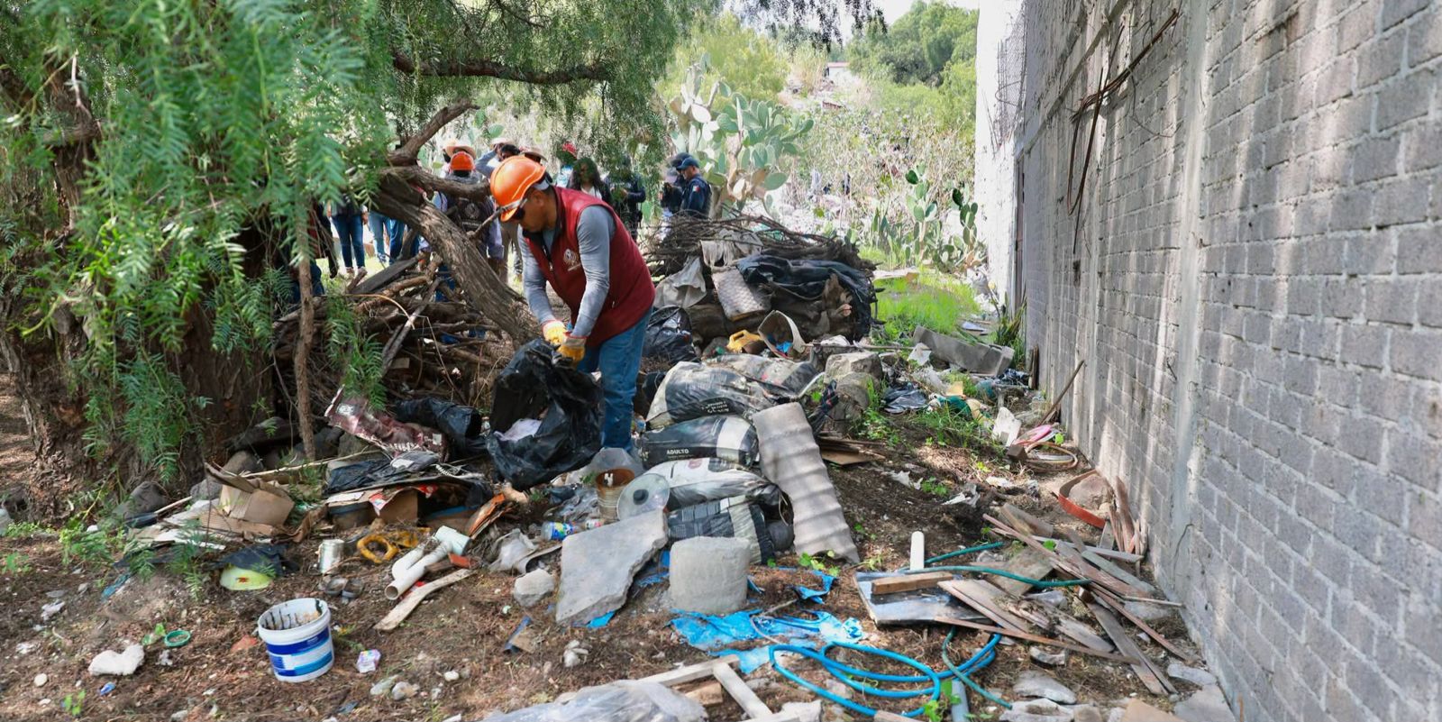 Clausuran tiradero clandestino y desmontan asentamientos irregulares en Chimalhuacán