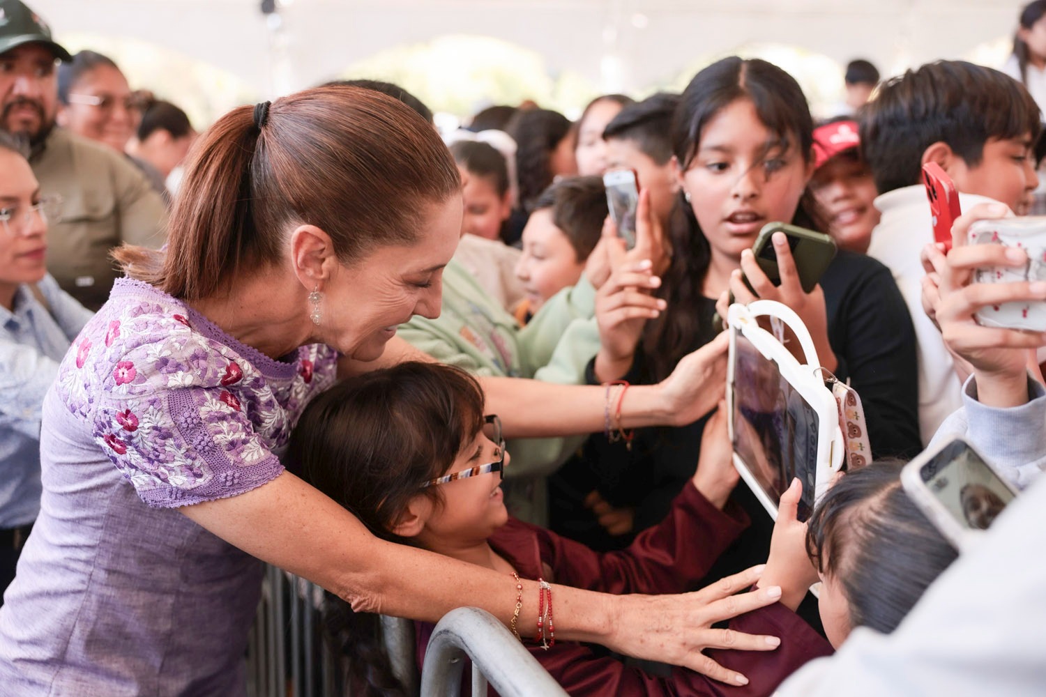 Recibirán 9 millones de alumnos en primarias la Beca Rita Cetina para uniformes: Sheinbaum