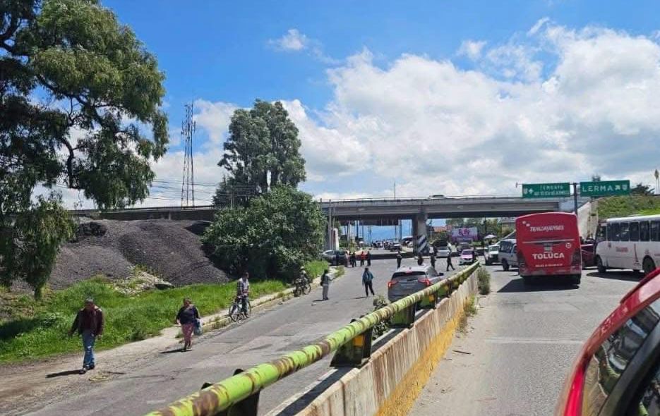 con-bloqueo-a-la-tolucatemoaya-exigen-a-las-autoridades-busqueda-de-un-joven-desaparecido