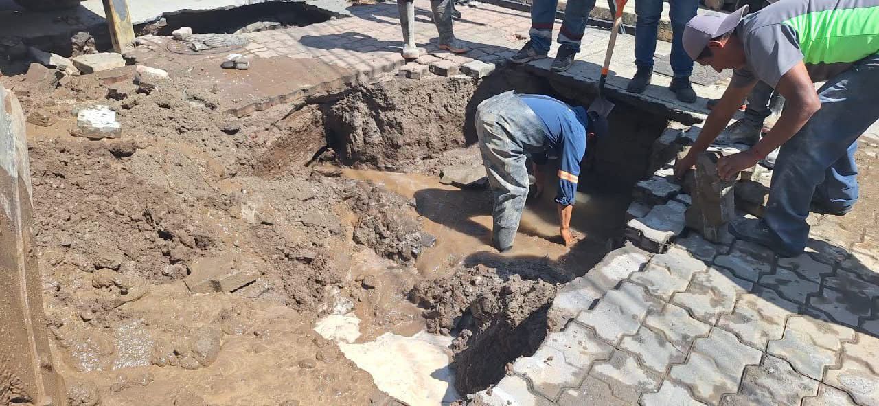 Fuga de agua afecta a vecinos de dos colinas de Ixtapaluca