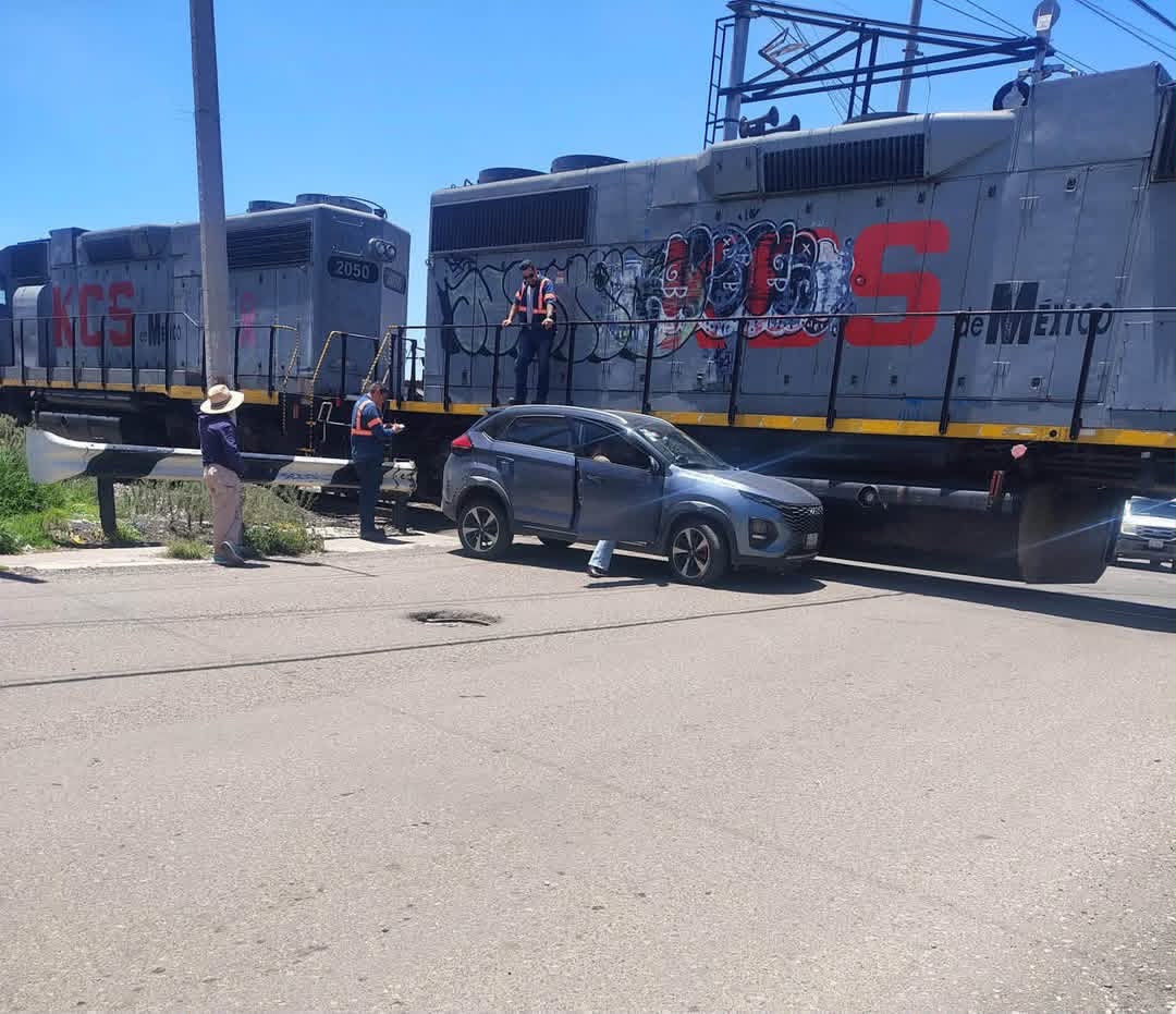 tren-arrolla-a-camioneta-en-toluca-la-libran-pasajeros