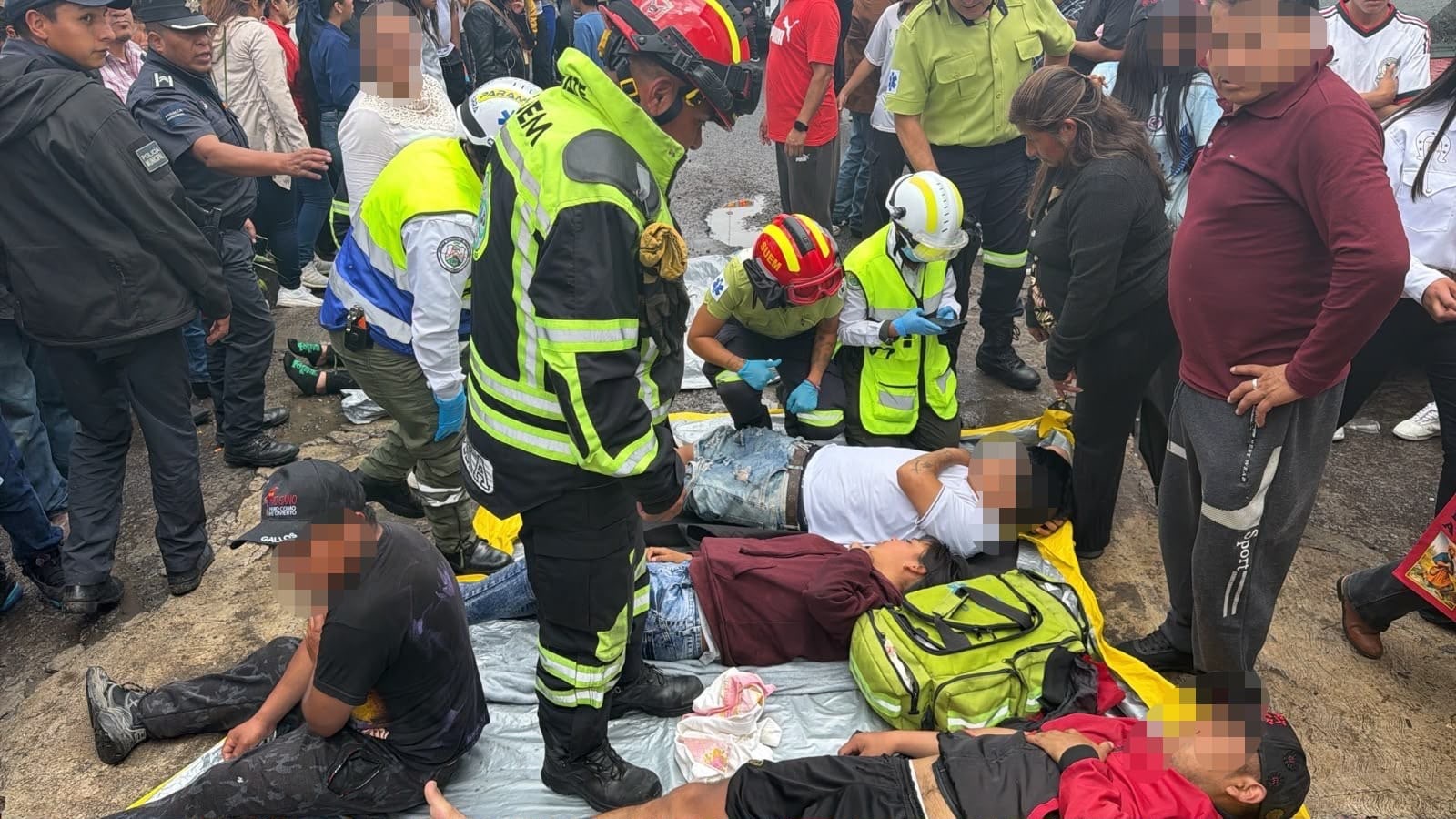 tres-personas-entre-ellas-una-mujer-embarazada-fueron-hospitalizadas-tras-caida-de-rayo-en-santiago-tlacotepec