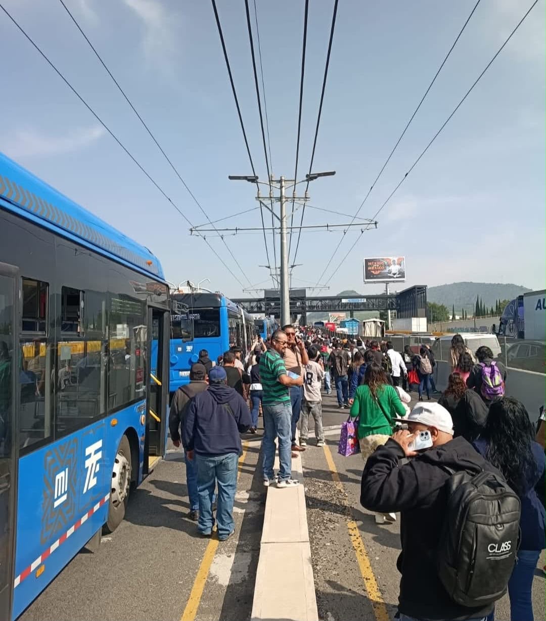 transportistas-bloquean-autopista-mexicopuebla-por-incremento-de-robos-y-asaltos