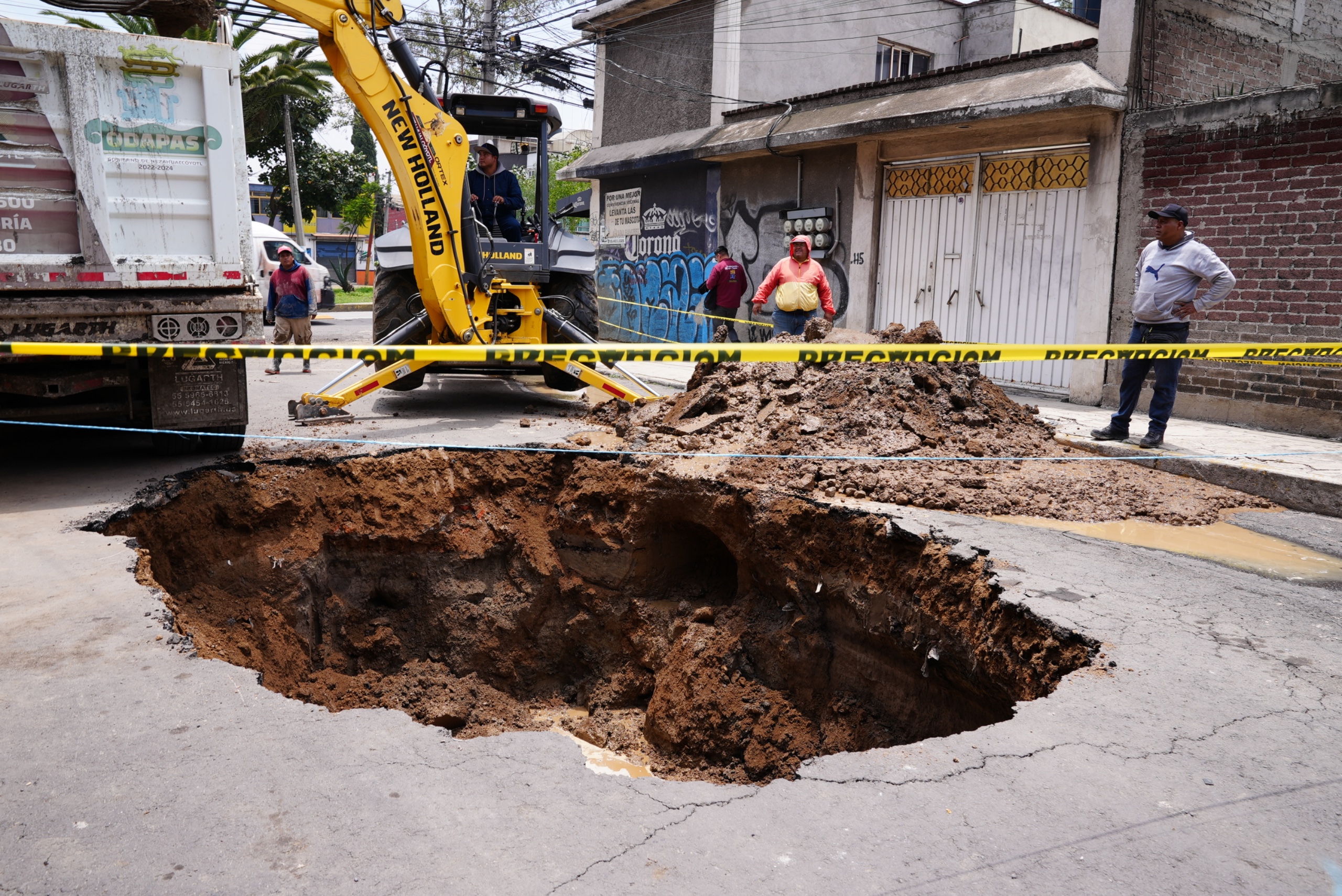socavon-de-5-metros-se-abre-por-ruptura-de-tuberia-en-nezahualcoyotl