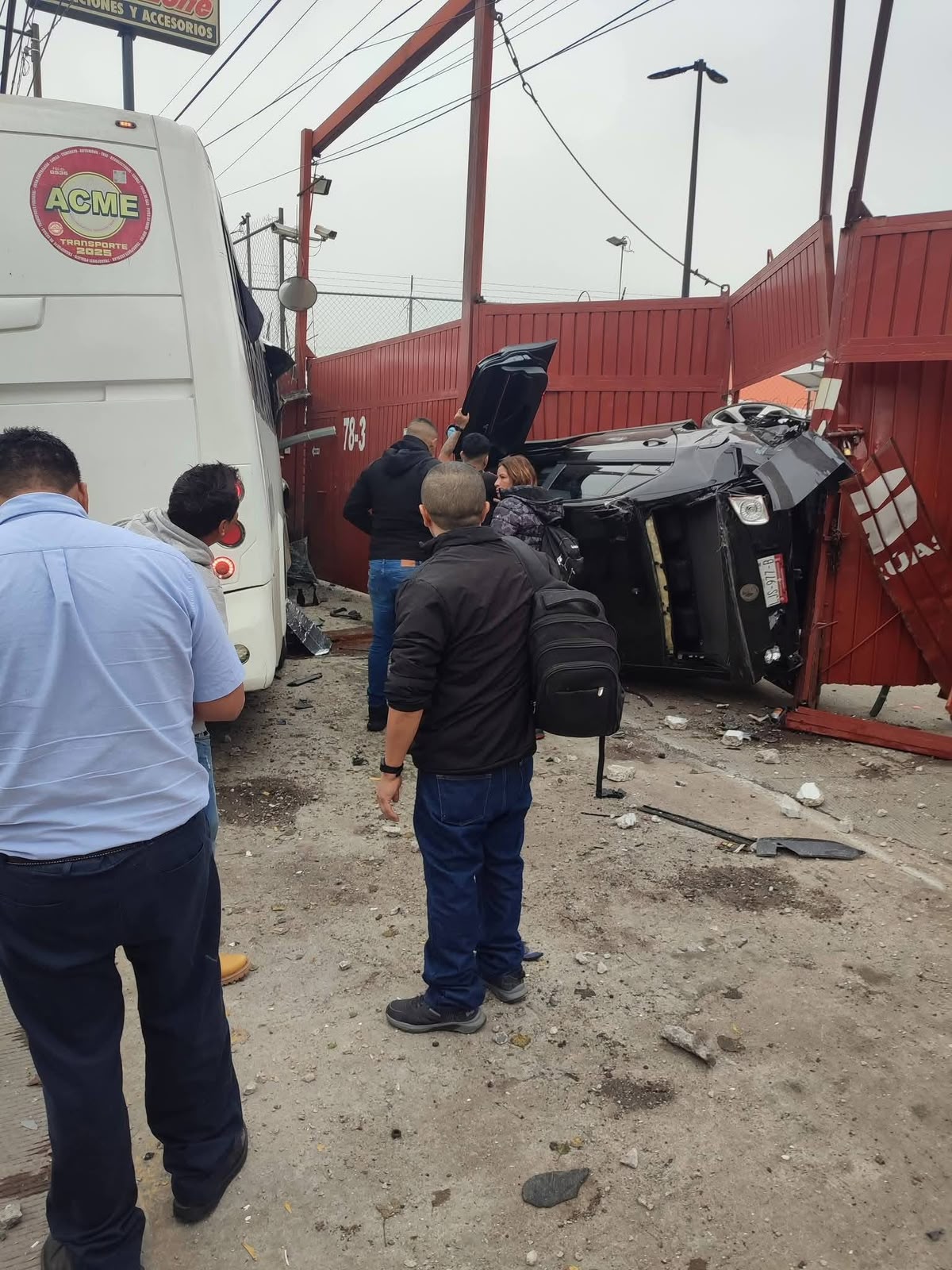 aparatoso-choque-entre-camion-de-personal-y-auto-deja-dos-lesionados-y-danos-materiales