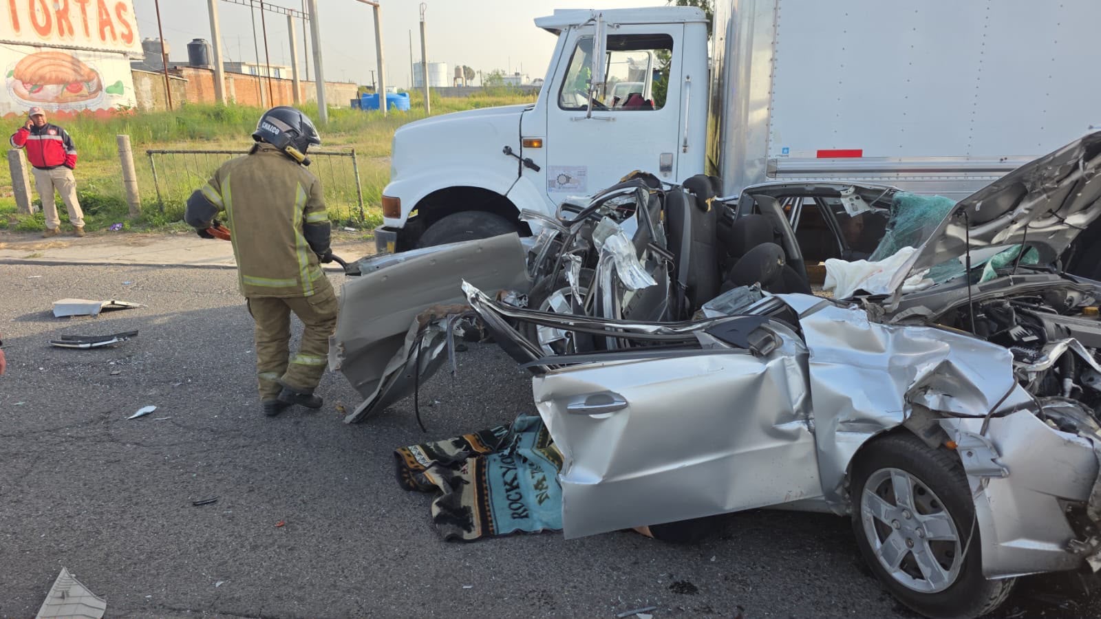 choque-entre-trailer-y-auto-deja-una-persona-sin-vida-y-una-mas-lesionada-en-la-mexicocuautla
