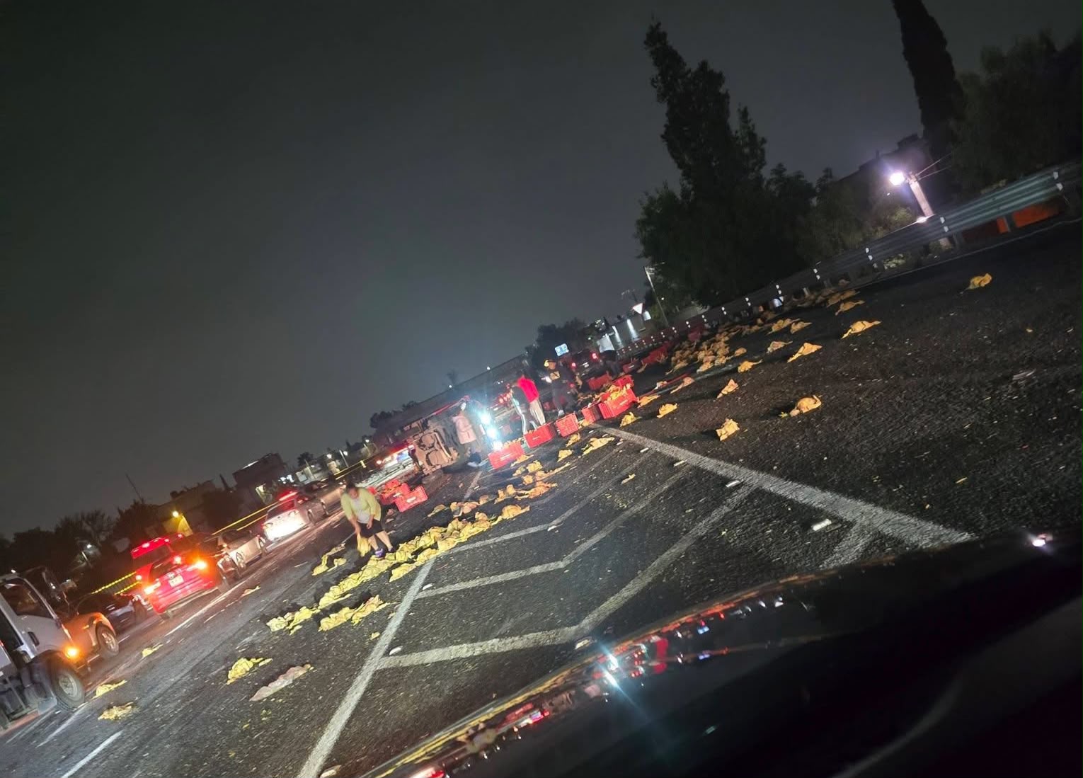 decenas-de-pollos-y-queso-panela-queda-regados-tras-volcar-camionetas-en-la-mexicopachuca