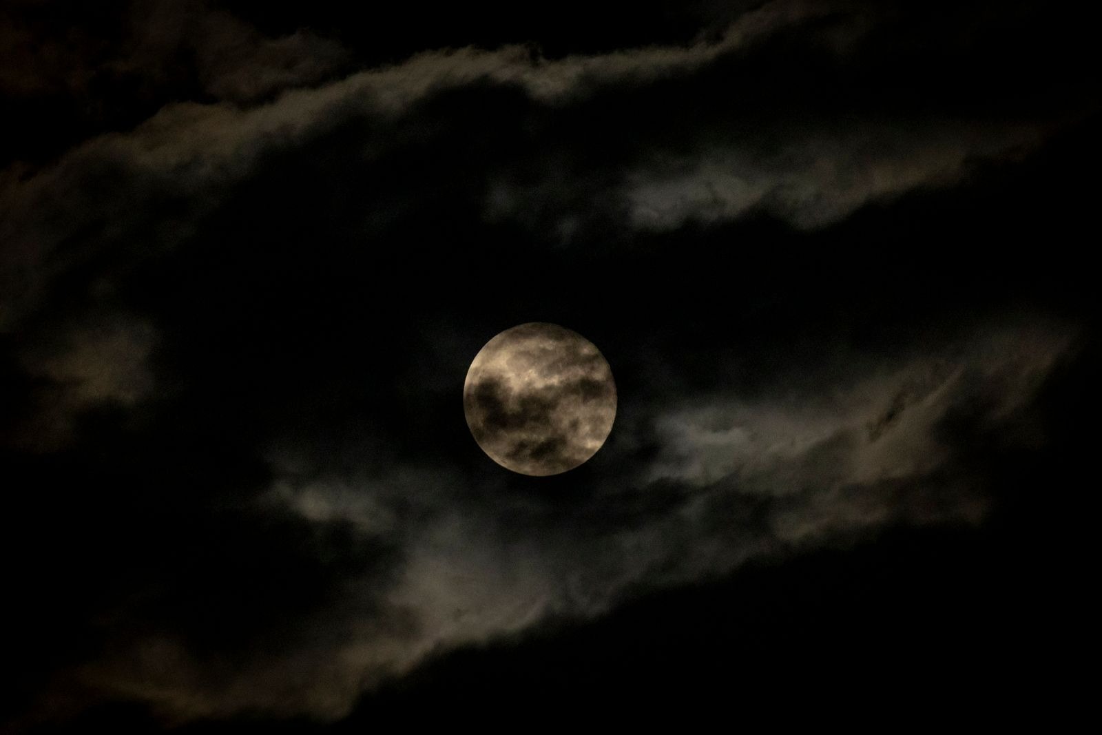 la-otra-cara-de-la-luna-el-origen-e-importancia-mas-alla-de-proporcionar-luz-nocturna