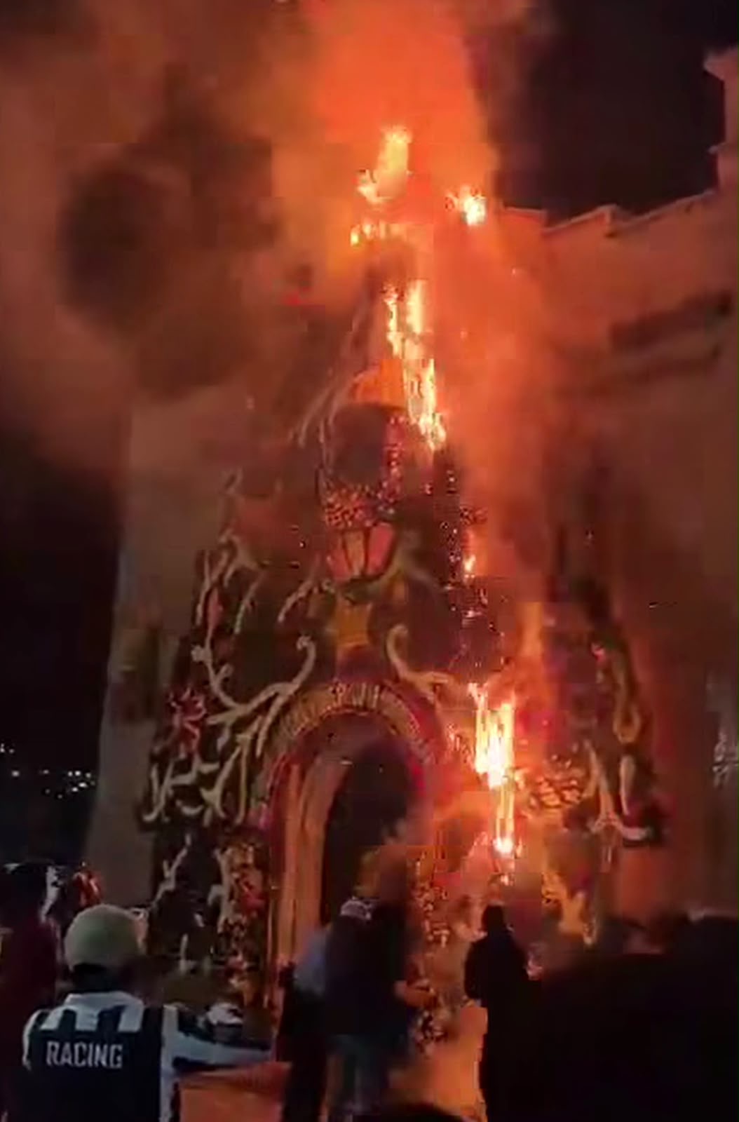 incendio-consume-adornos-de-parroquia-durante-fiesta-patronal-en-huixquilucan
