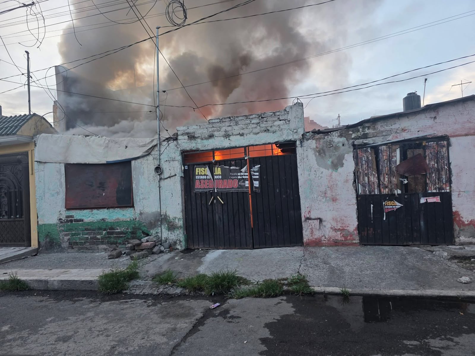 Incendio consume inmueble asegurado por la Fiscalía Mexiquense en Los Reyes La Paz