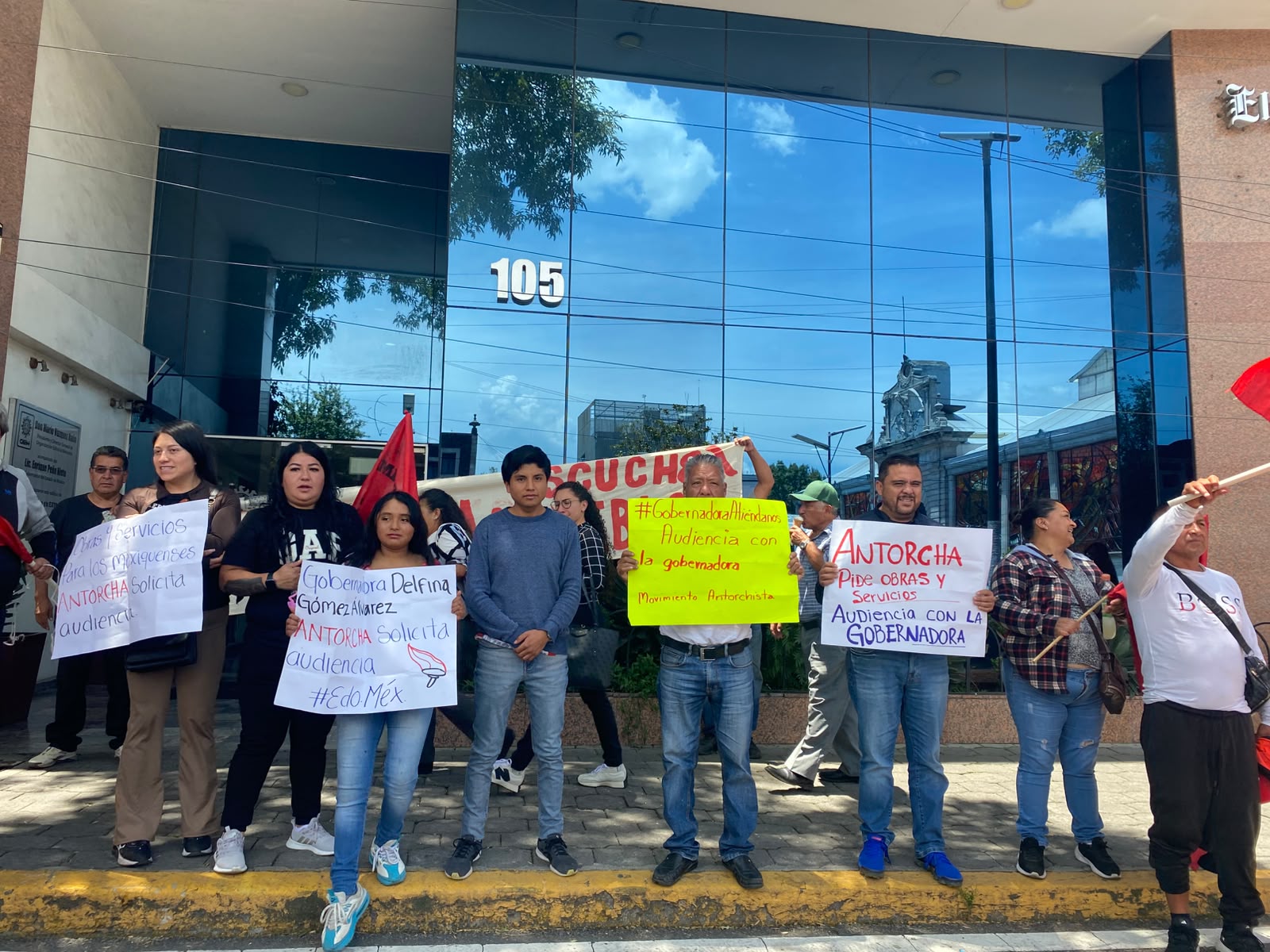 Un puñado de Antorchistas carga contra el GEM por la presunta administración discriminatoria y desastrosa