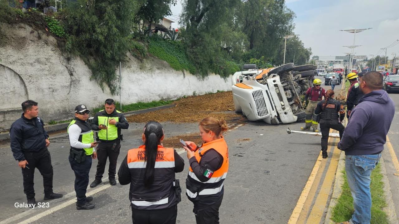 proteccion-civil-atiende-volcadura-de-trailer-en-la-mexico-pachuca