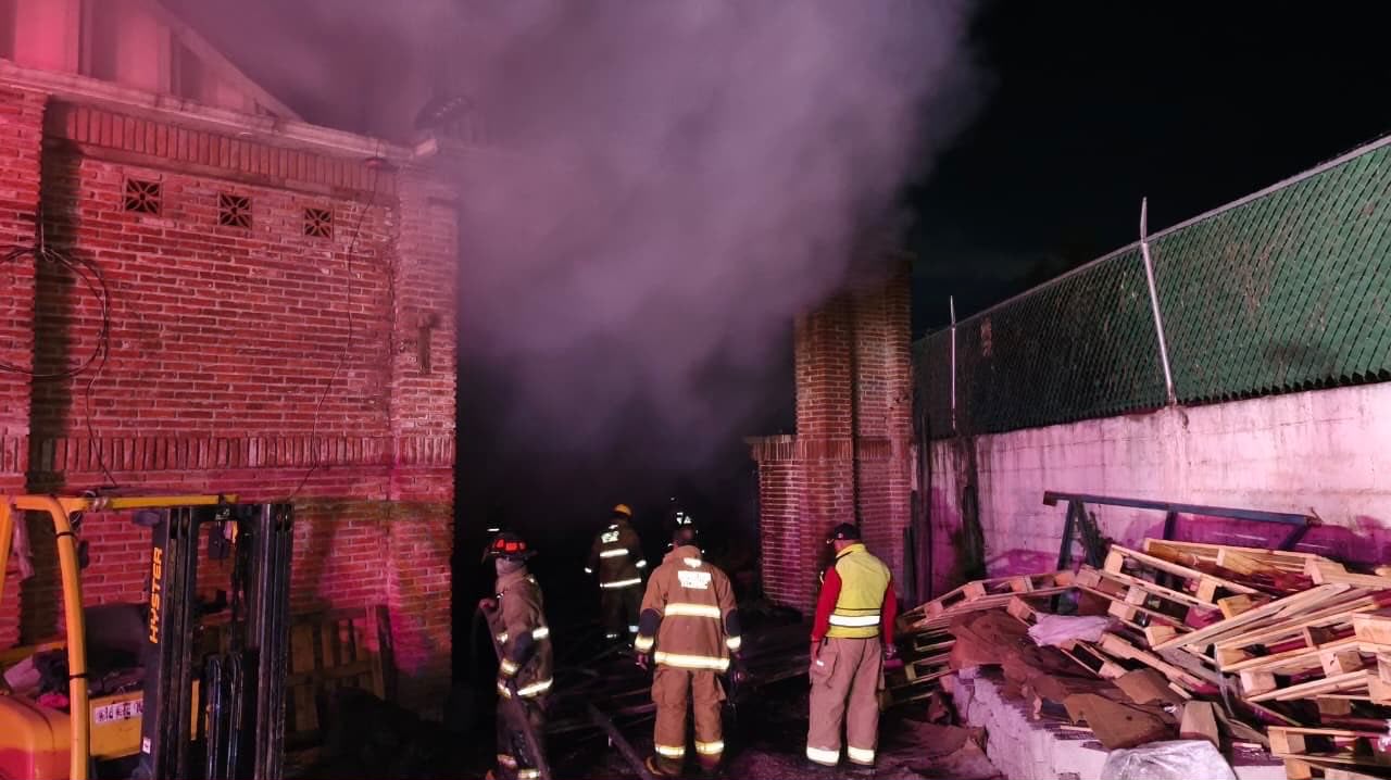 Se registra un incendio en un fábrica de San Juan Teotihuacán