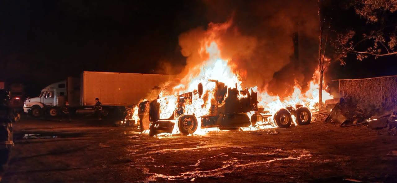 incendio-arrasa-con-traileres-en-pension-de-tlalnepantla