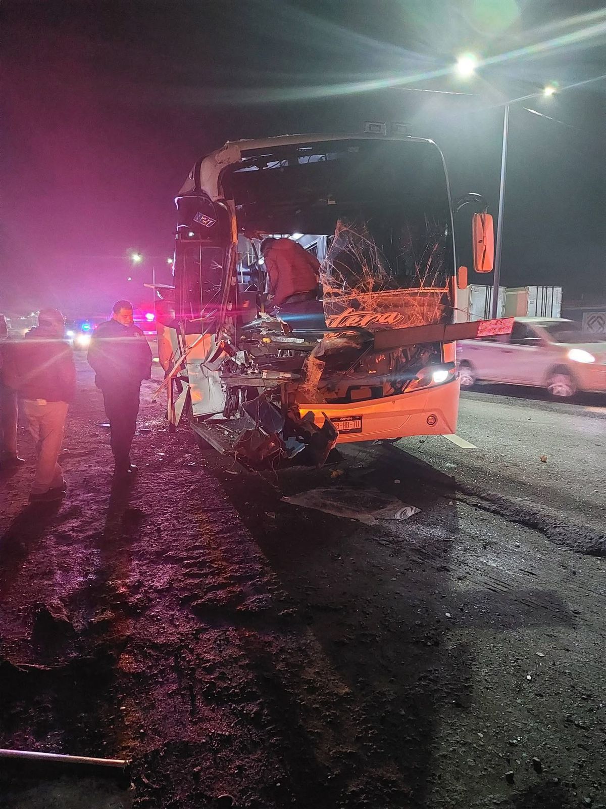 autobus-y-trailer-chocan-en-la-toluca-naucalpan-se-registran-18-lesionados