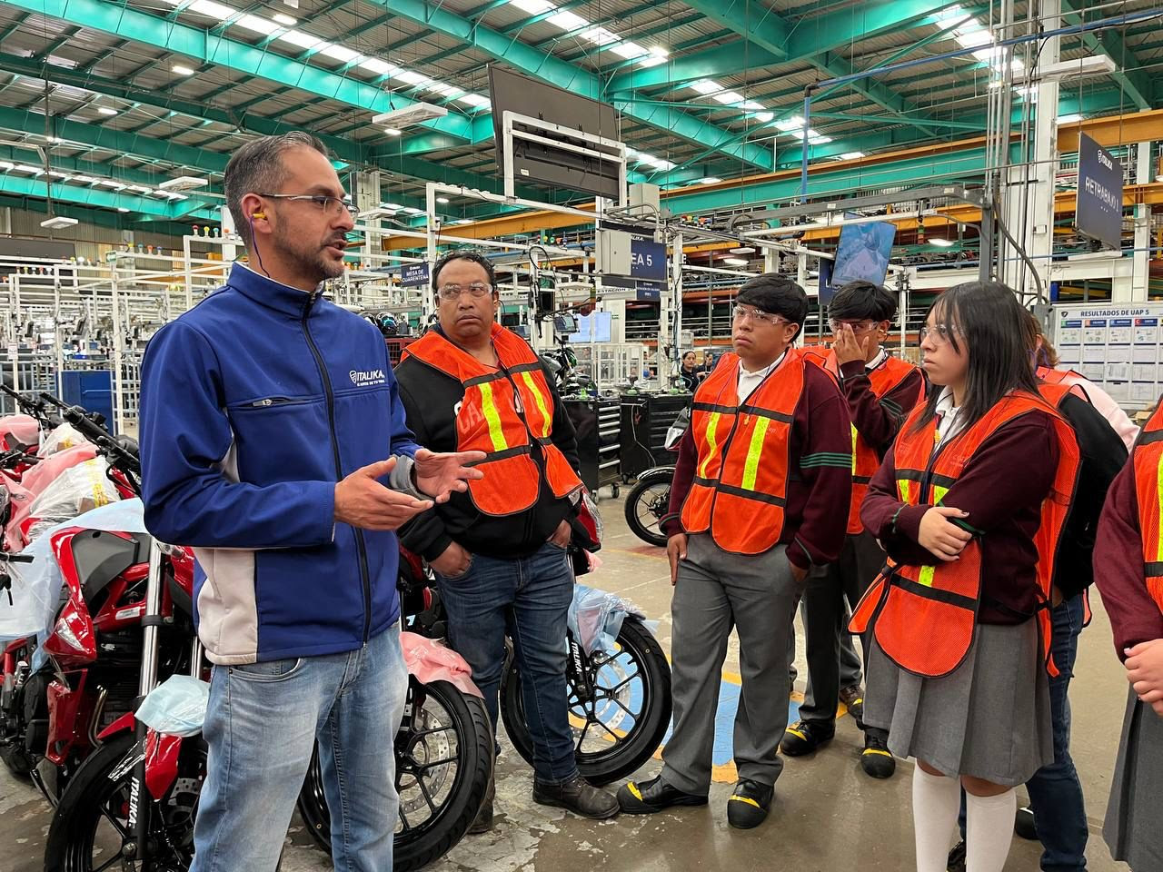 Estudiantes del CONALEP EdoMéx reciben formación profesional en planta de ensamble de motos en Toluca