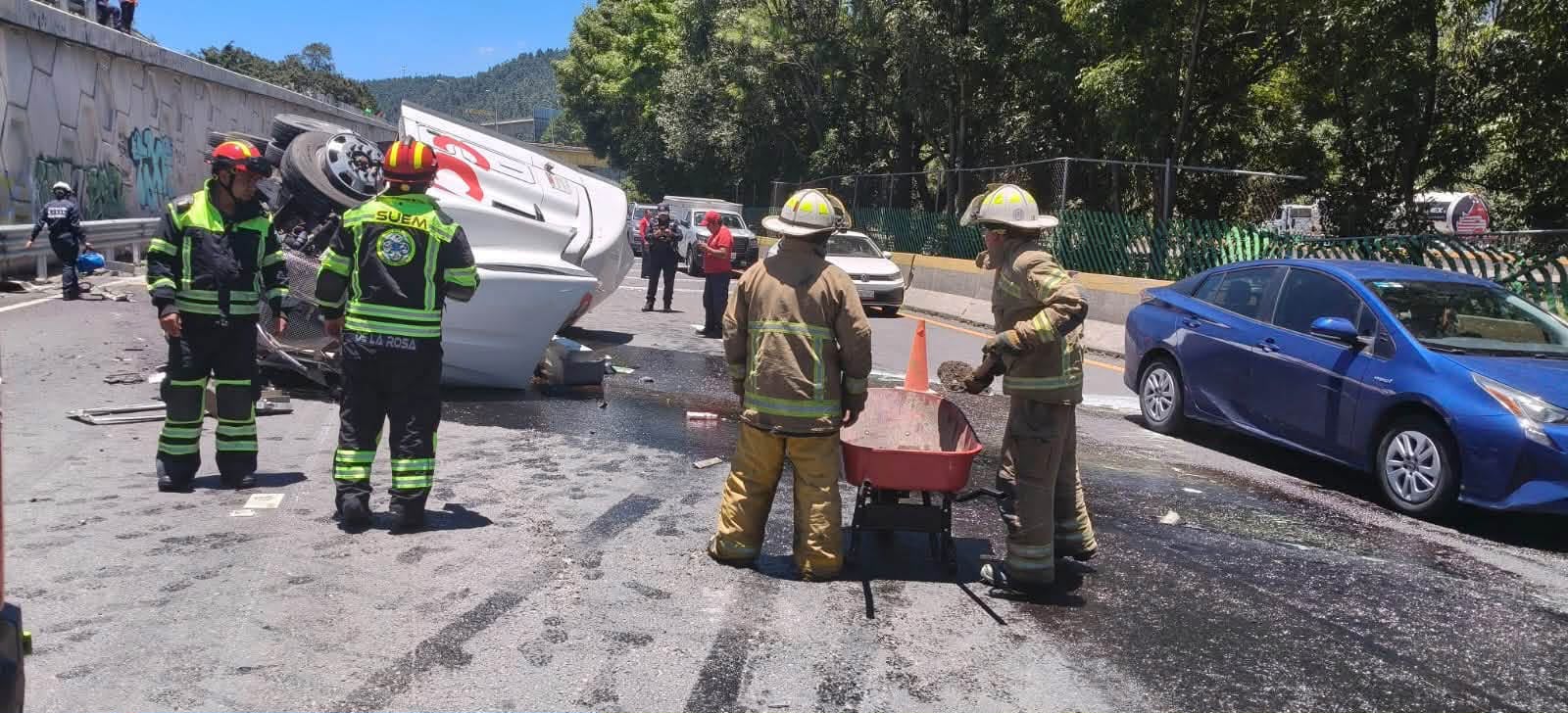 Volcadura de pipa provoca caos vial en la carretera México-Toluca