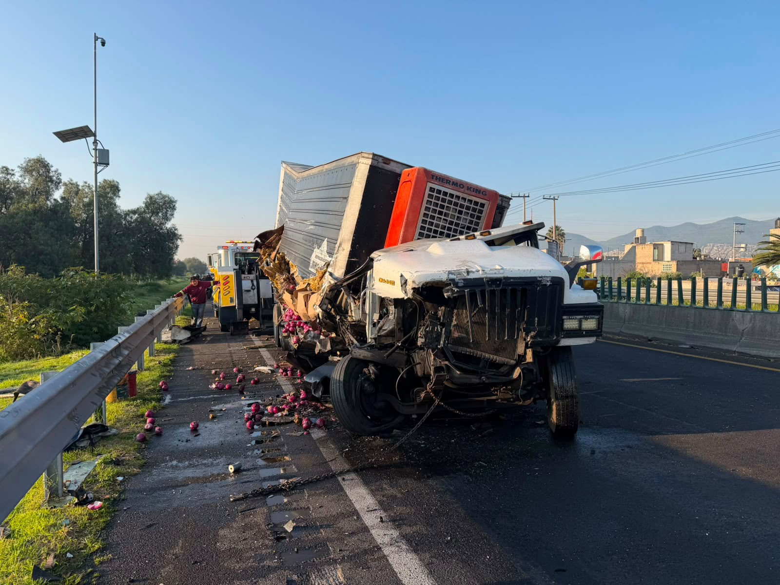 aparatoso-choque-entre-dos-trailers-provoca-caos-vial-en-el-circuito-exterior-mexiquense