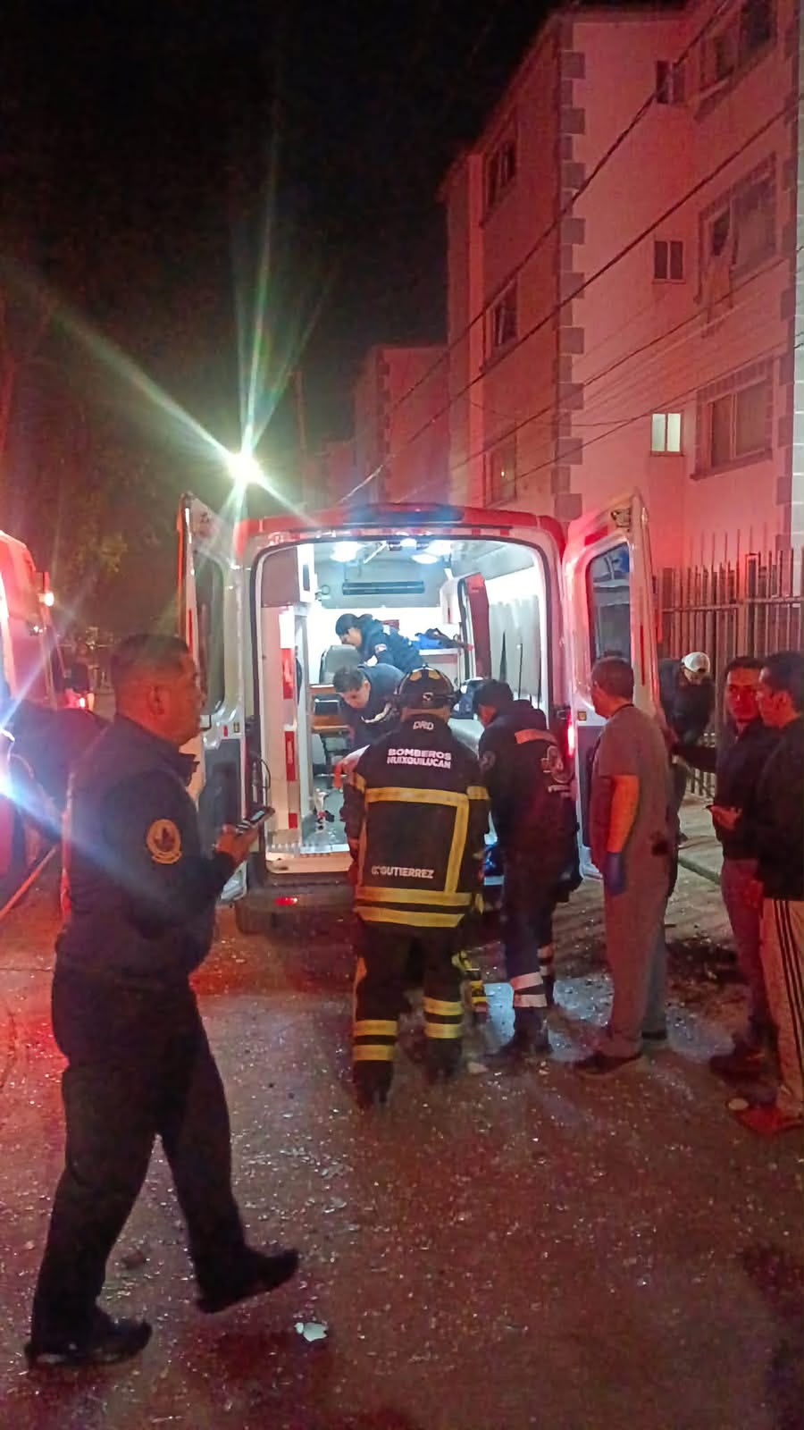 Tres personas lesionadas deja explosión por acumulación de gas en conjunto habitacional de Huixquilucan