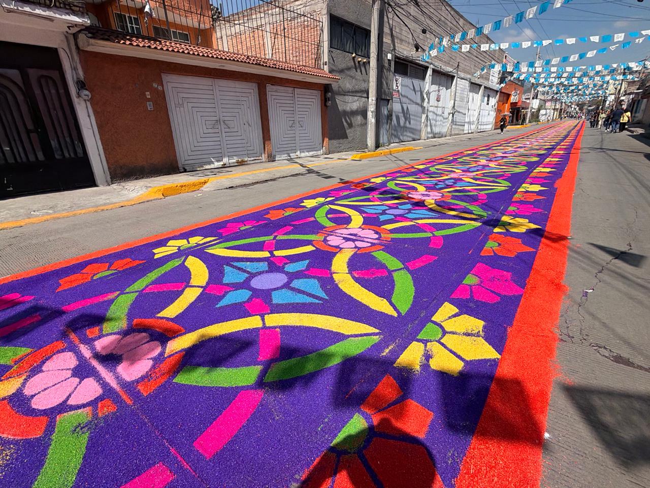 rinden-tributo-a-santa-clara-de-asis-en-ecatepec-con-3-kilometros-de-tapetes-de-aserrin-tenido