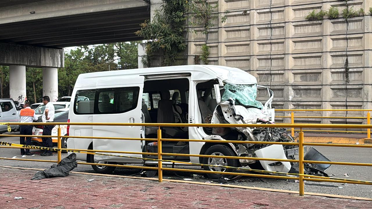 muere-chofer-de-una-van-al-chocar-con-autobus-que-subia-pasaje-en-zona-prohibida