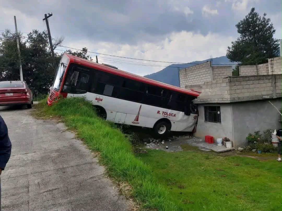 una-mas-del-transporte-publico-un-autobus-se-estrella-contra-una-casa-en-toluca
