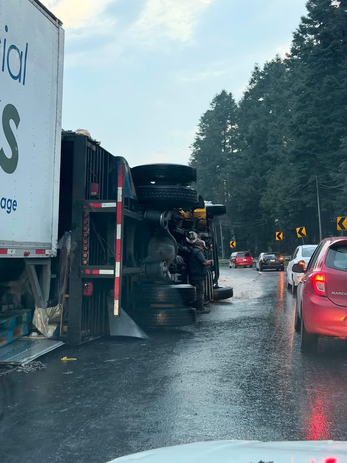 congestionada-durante-cuatro-horas-carretera-mexicotoluca-por-volcadura-de-un-camion