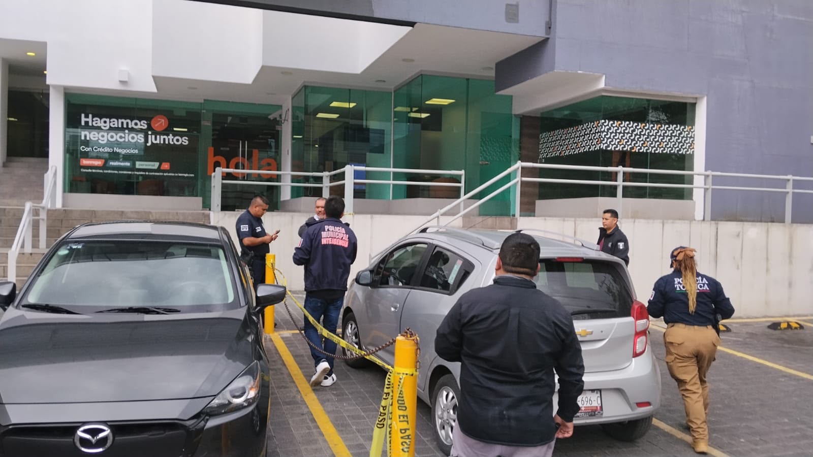 escapan-con-un-millon-de-pesos-asaltantes-tras-despojar-a-usuario-de-un-banco-cerca-de-la-direccion-de-seguridad-de-toluca