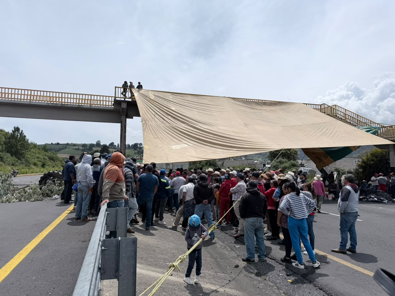 cumplen-30-horas-de-bloqueo-a-la-tenangoixtapan-de-la-sal-exigen-rehabilitar-un-camino-deplorable-que-causa-accidentes