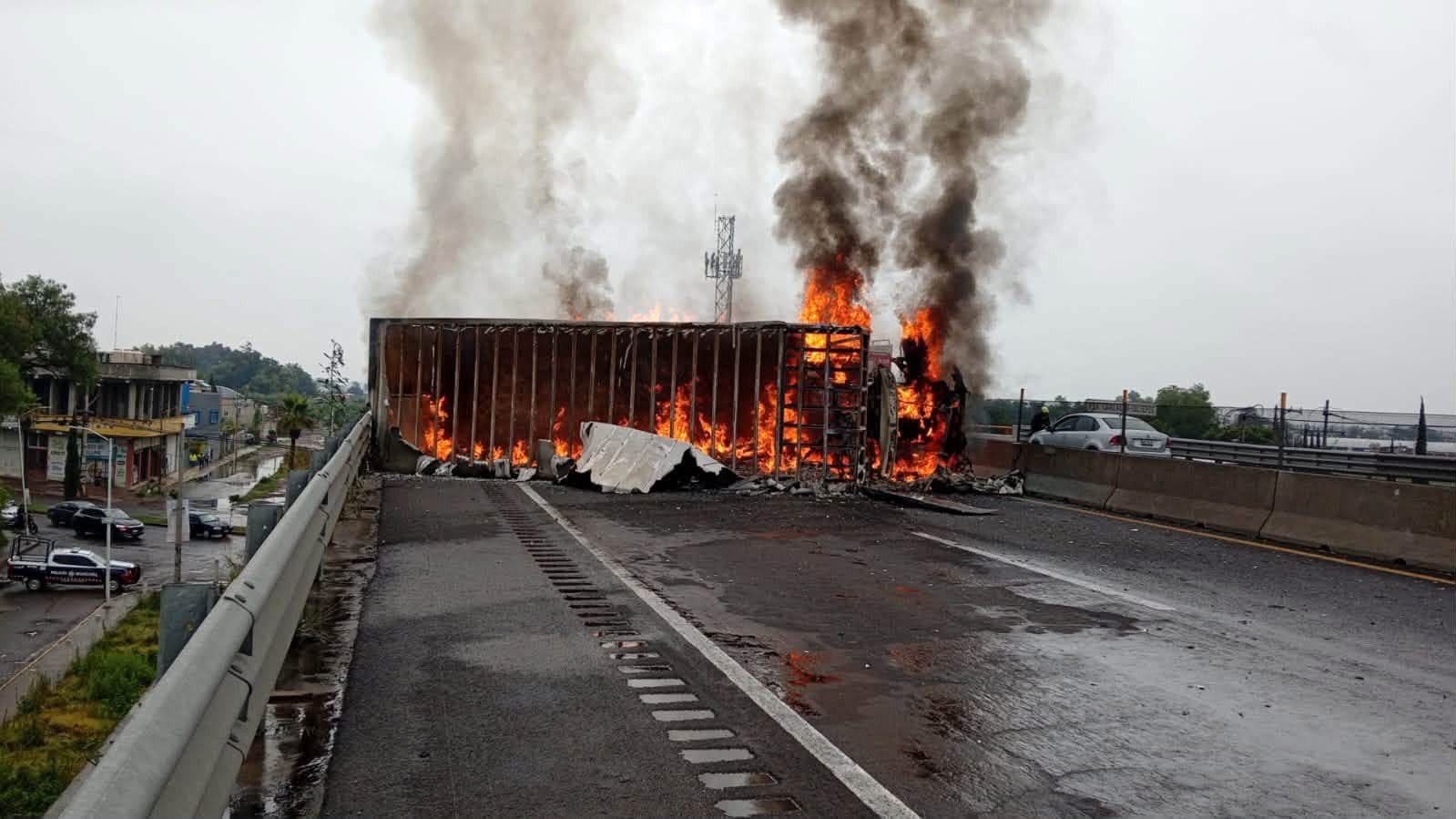 Cerrado el Circuito Exterior Mexiquense por incendio de tráiler